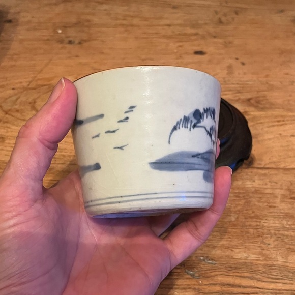 Antique Hand Painted Blue White China Sake Cup Japan With Wooden Stand VGUC - Picture 5 of 6
